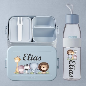 Könnte beinhalten: Hellblaues Lunchbox- und Trinkflaschen-Set. Die Lunchbox zeigt eine Cartoon-Giraffe, ein Nilpferd, ein Zebra, einen Elefanten und einen Löwen. Der Name "Elias" ist auf der Lunchbox und der Wasserflasche aufgedruckt.