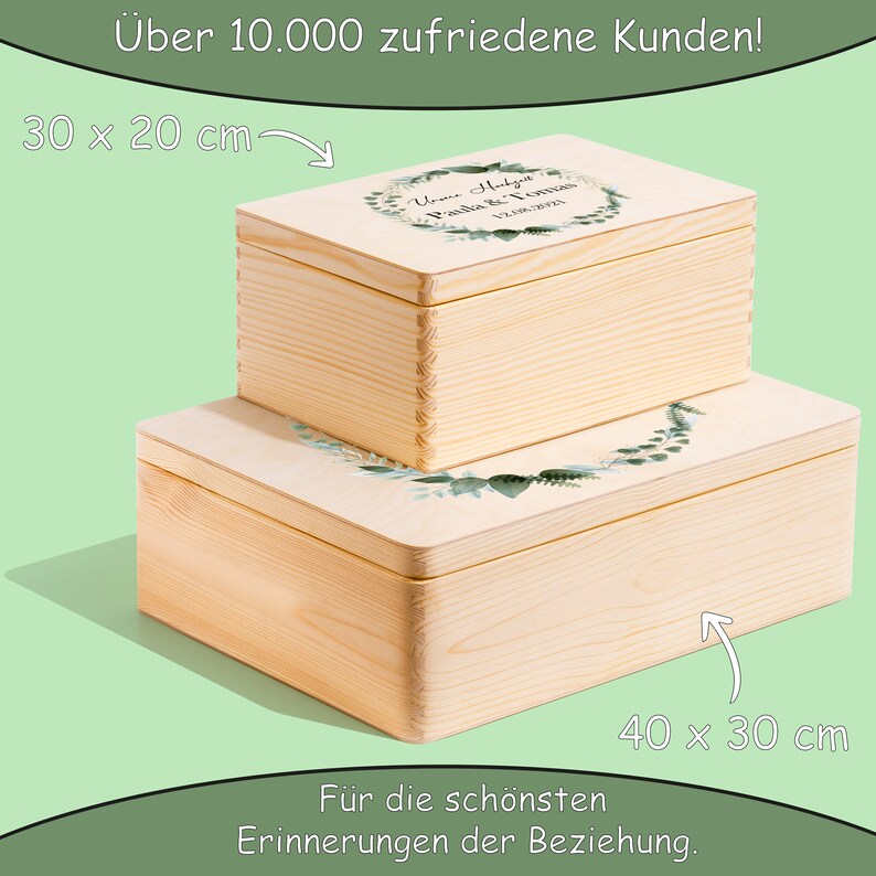 Puede incluir: Dos cajas de madera con tapas, una apilada sobre la otra. La caja superior mide 30 x 20 cm y tiene un dise&ntilde;o floral verde con el texto "Unser Hochzeit Paula & Thomas 12.06.2023". La caja inferior mide 40 x 30 cm y tiene un dise&ntilde;o floral verde. Las cajas est&aacute;n hechas de madera natural y tienen un color marr&oacute;n claro.