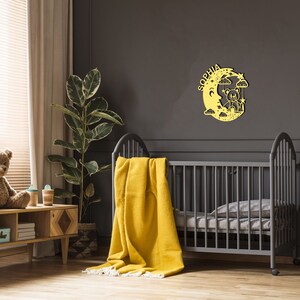 Schlummerlicht Personalisiert Nachtlicht Geschenk für Baby und Kind Deko Holz Wandlampe für Jungs und Mädchen Teddy auf Mond Name Bienengelb