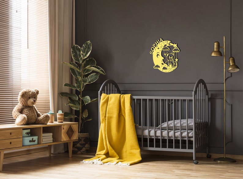 Schlummerlicht Personalisiert Nachtlicht Geschenk für Baby und Kind Deko Holz Wandlampe für Jungs und Mädchen Teddy auf Mond Name Bienengelb