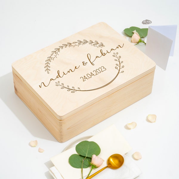 Boîte à souvenirs de mariage personnalisée | Cadeau de mariage pour les couples mariés et les garçons d'honneur | Souvenirs des jeunes mariés | Couronne de fleurs avec nom