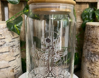 Barattolo di vetro con scheletro e segno della pace con coperchio in bambù e cannuccia di vetro