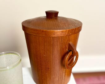 Cubitera vintage de teca estilo MCM con asas de anillo