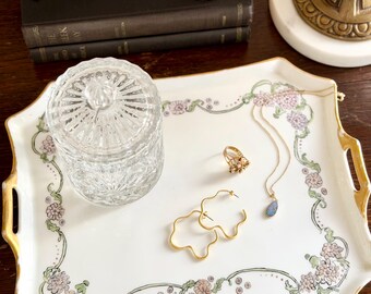 Bandeja de tocador de porcelana bávara antigua con flores moradas.