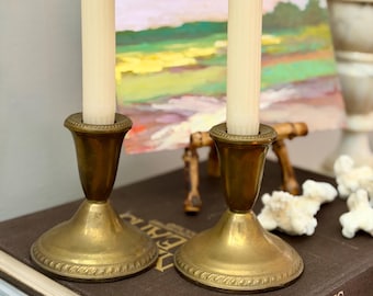 Par de candelabros cortos de latón de estilo antiguo