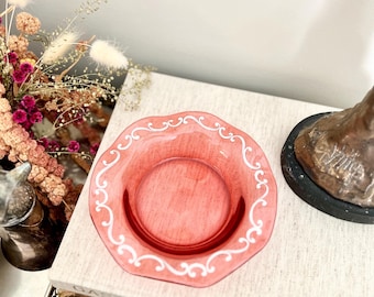 Posavasos de vino con borde ondulado de vidrio Mary Gregory Cranberry, década de 1860