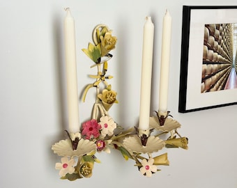 Aplique de pared vintage de metal con tres velas y diseño floral