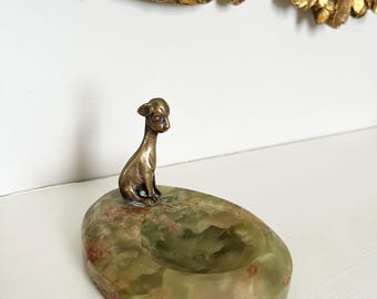 Perro antiguo de bronce Art Déco sobre cuenco de ónix verde
