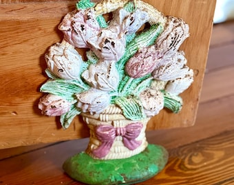 Tope de puerta de hierro fundido antiguo con aspecto desconchado para ramo de flores