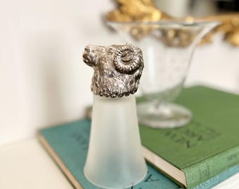 Copa de estribo vintage con cabeza de carnero, chapada en plata, con cristal esmerilado.