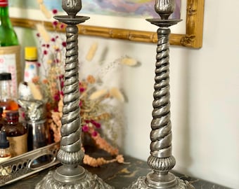 Par vintage de candelabros retorcidos y ornamentados bañados en plata