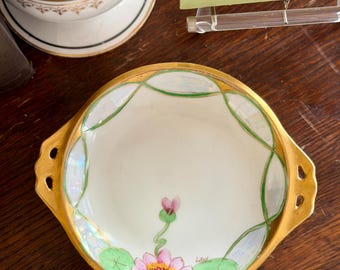 Plato antiguo de Silesia con flor de loto pintada a mano y lustre.