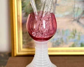 Cristal Roemer alemán color arándano y opalino con tallo acanalado