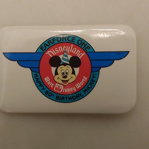 Botón conmemorativo del 60.º CUMPLEAÑOS de MICKEY de 1988