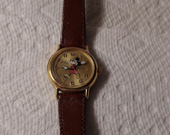 Reloj Bradley Quartz Mickey Mouse en oro de 18 quilates con correa de piel.