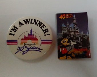 30th und 40th Disneyland Jubiläum Pin-Back Buttons