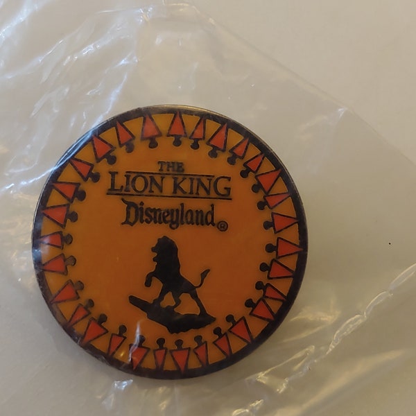 CAST EXCLUSIVE Lion King Enameled Pin Promoting the Opening of the Lion King Animated Feature