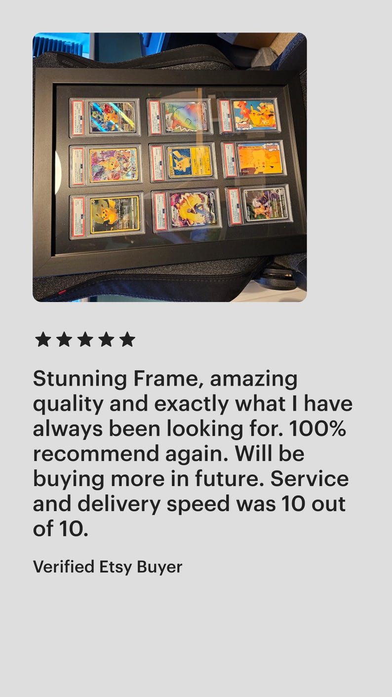 Puede incluir: Un marco de exhibici&oacute;n negro que contiene m&uacute;ltiples tarjetas coleccionables calificadas. Las tarjetas presentan ilustraciones coloridas y est&aacute;n encerradas en protectores. El marco se muestra sobre una superficie oscura.