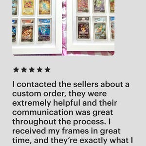 Puede incluir: Dos exhibidores enmarcados en blanco que muestran cartas coleccionables. Cada marco contiene m&uacute;ltiples cartas en estuches protectores. La imagen incluye una rese&ntilde;a de cliente con una calificaci&oacute;n de cinco estrellas y comentarios positivos.