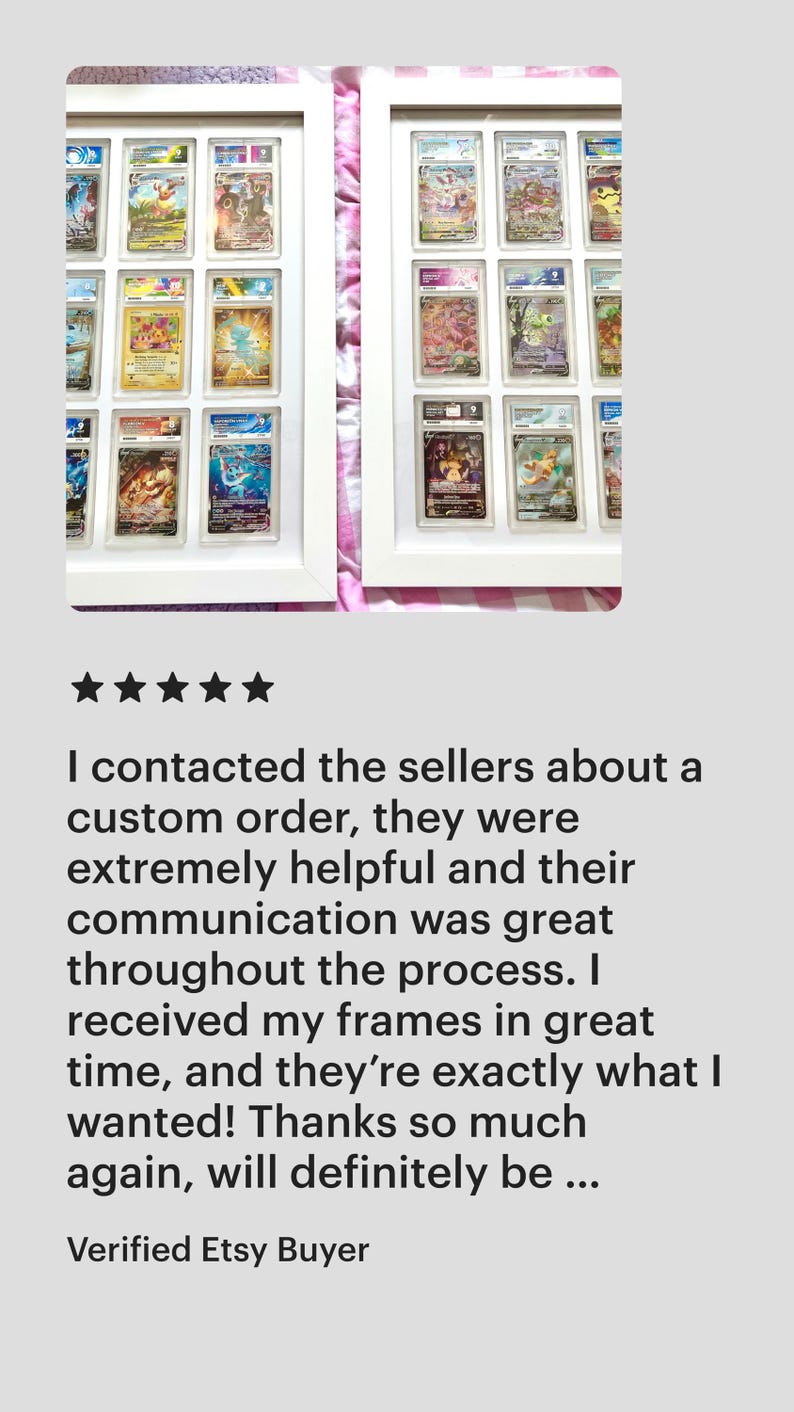 Puede incluir: Dos exhibidores enmarcados en blanco que muestran cartas coleccionables. Cada marco contiene m&uacute;ltiples cartas en estuches protectores. La imagen incluye una rese&ntilde;a de cliente con una calificaci&oacute;n de cinco estrellas y comentarios positivos.