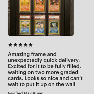 Puede incluir: Un marco de exhibici&oacute;n negro que contiene nueve cartas coleccionables de Pok&eacute;mon clasificadas. Las cartas presentan varios personajes de Pok&eacute;mon en estuches protectores. El marco est&aacute; montado en una pared gris claro. El texto de la imagen dice "Amazing frame and unexpectedly quick delivery."