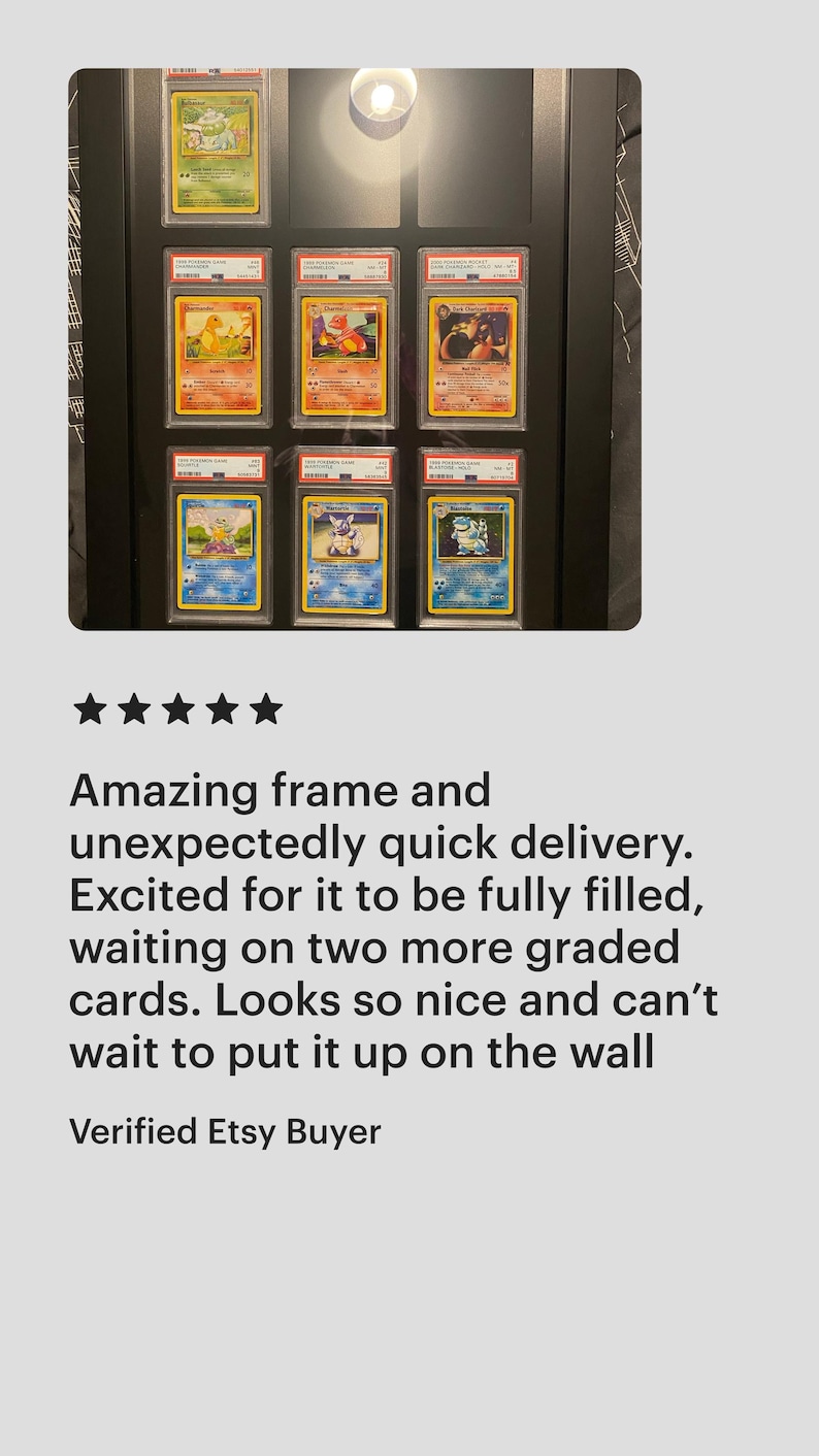 Puede incluir: Un marco de exhibici&oacute;n negro que contiene nueve cartas coleccionables de Pok&eacute;mon clasificadas. Las cartas presentan varios personajes de Pok&eacute;mon en estuches protectores. El marco est&aacute; montado en una pared gris claro. El texto de la imagen dice "Amazing frame and unexpectedly quick delivery."