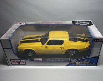 1971 Chevrolet Camaro Yellow Black Stripes Maisto 1:18 Diecast SE New In Box