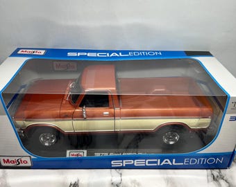Maisto, Ford Explorer Sport Trac 1/18 Scale Model Truck Diecast by