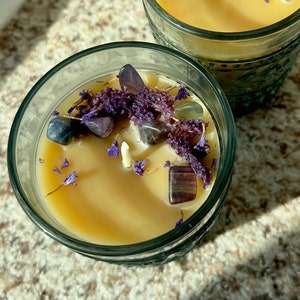 Pisces New Moon Candle – Rainbow Fluorite & Forget-Me-Nots | Warm Musk Scented, 100% Beeswax, Zodiac Crystal Candle