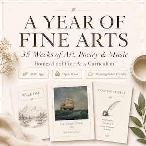 Puede incluir: Un plan de estudios de bellas artes para educación en casa titulado A Year of Fine Arts: 35 Weeks of Art, Poetry & Music. El conjunto incluye tres tarjetas: una etiquetada como Week One con un boceto de montaña, una con The Storm-Tossed de Henri Rousseau y una titulada Enjoying Poetry con una ilustración de un tintero.