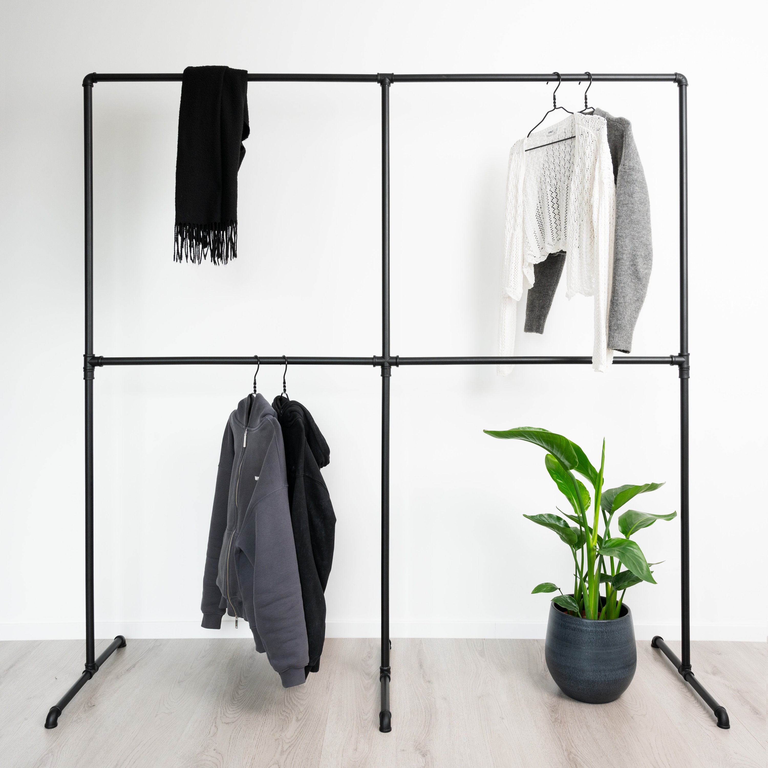 Portant À Vêtements Industriel Gerda Noir - Dressing Autoportant Design Livraison Prêt Monter