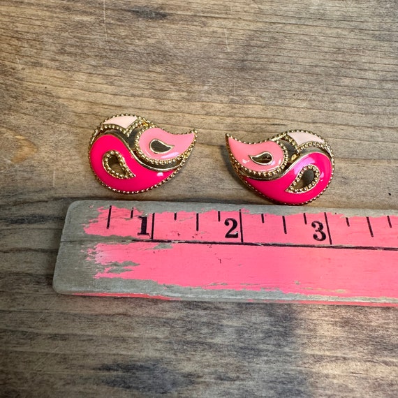Vintage Paisley Clip On Earrings in Light and Dar… - image 5