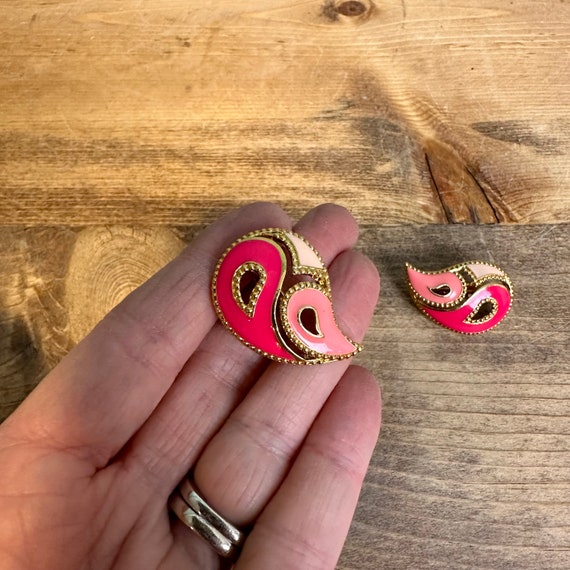 Vintage Paisley Clip On Earrings in Light and Dar… - image 1