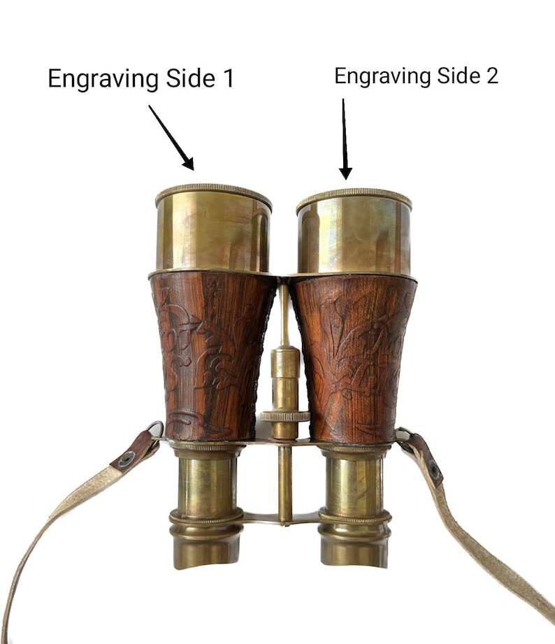 K&ouml;nnte beinhalten: Messing-Fernglas mit Holzmaserung und Lederriemen. Das Fernglas hat gravierte Details an den Seiten, beschriftet mit "Engraving Side 1" und "Engraving Side 2".