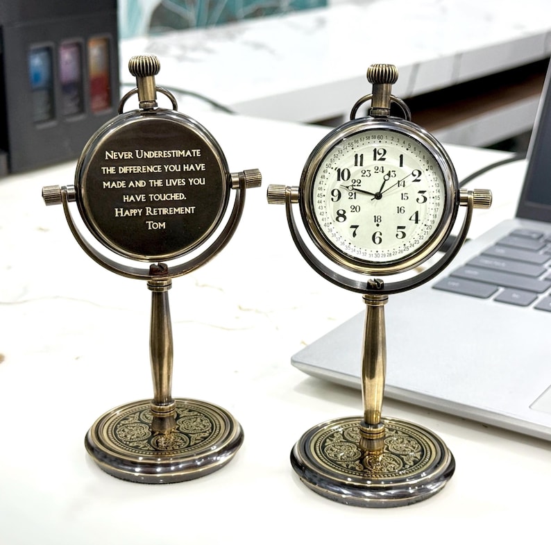 Regalo de jubilación para hombres, reloj de escritorio personalizado, regalo corporativo, regalos de jubilación para jefes, regalos de jubilación para profesores, reloj de mesa retro. imagen 1