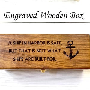 Peut inclure: Une bo&icirc;te en bois grav&eacute;e avec une citation sur les navires et une ancre. La citation est : "Un navire au port est en s&eacute;curit&eacute;, mais ce n'est pas pour cela que les navires sont construits."