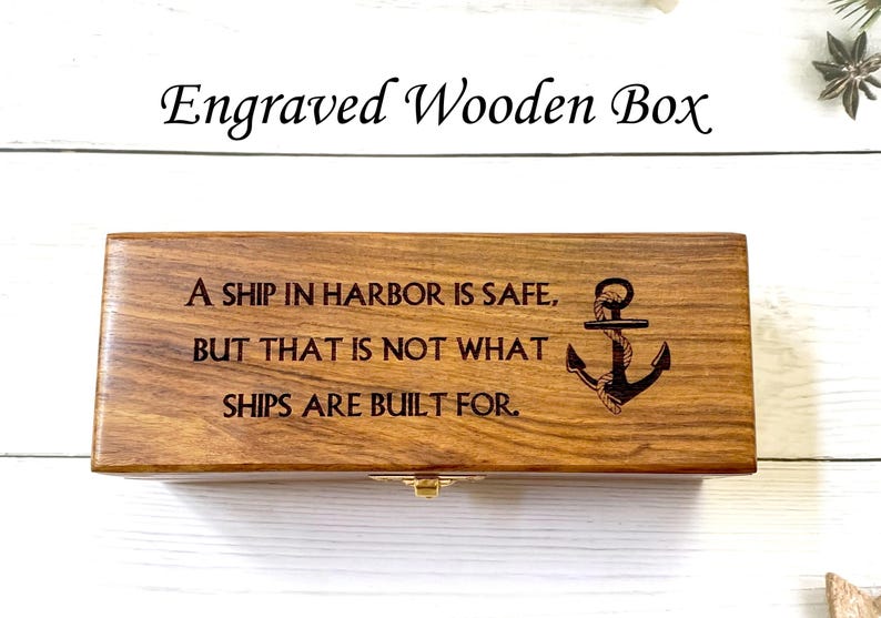 Peut inclure: Une bo&icirc;te en bois grav&eacute;e avec une citation sur les navires et une ancre. La citation est : "Un navire au port est en s&eacute;curit&eacute;, mais ce n'est pas pour cela que les navires sont construits."