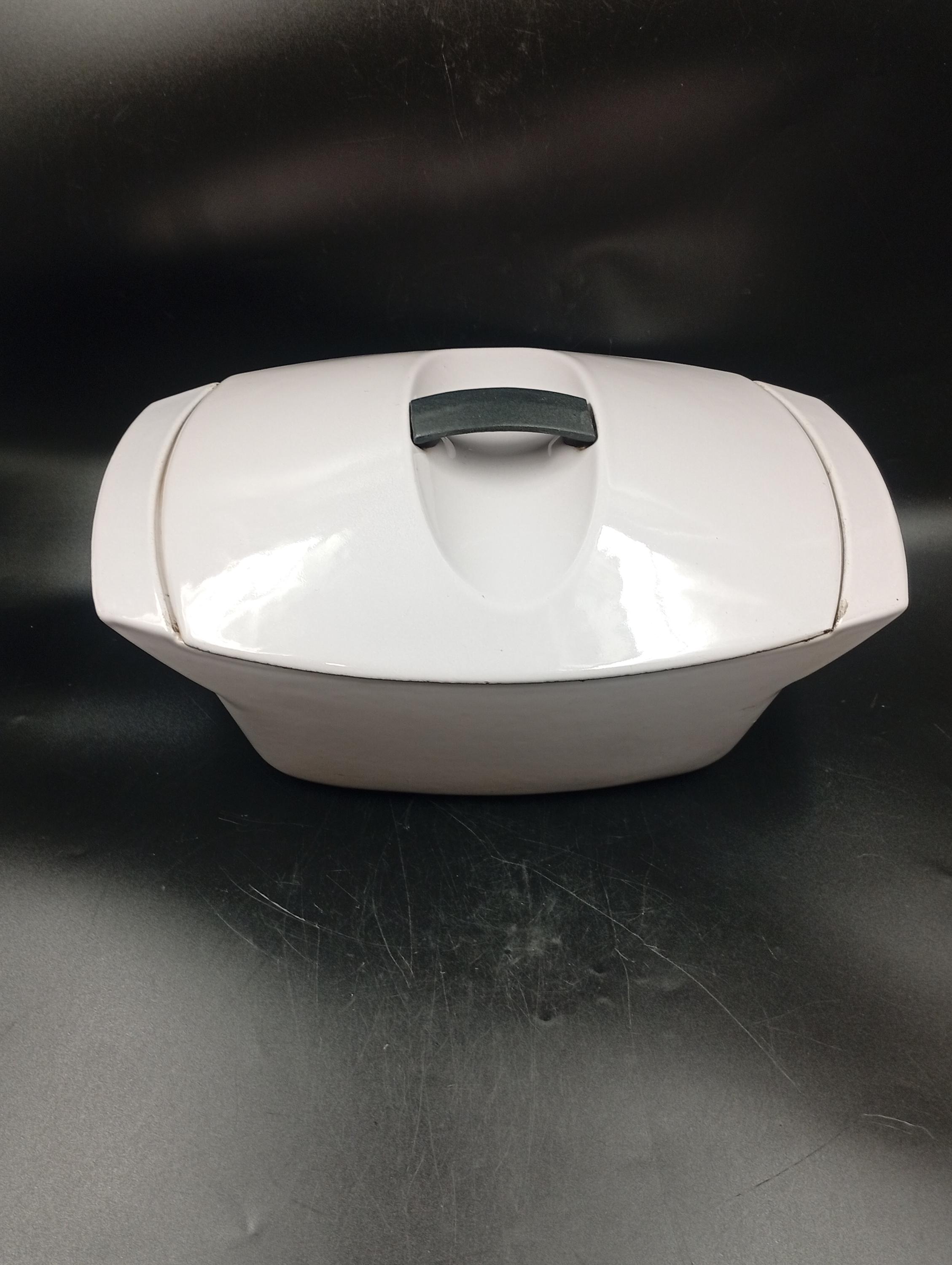 Cocotte,Le Creuset vintage,cocotte fonte jaune, fait-tout fonte émaillée,design Raymond Loewy, coquelle 45, stewpan, cast iron - France