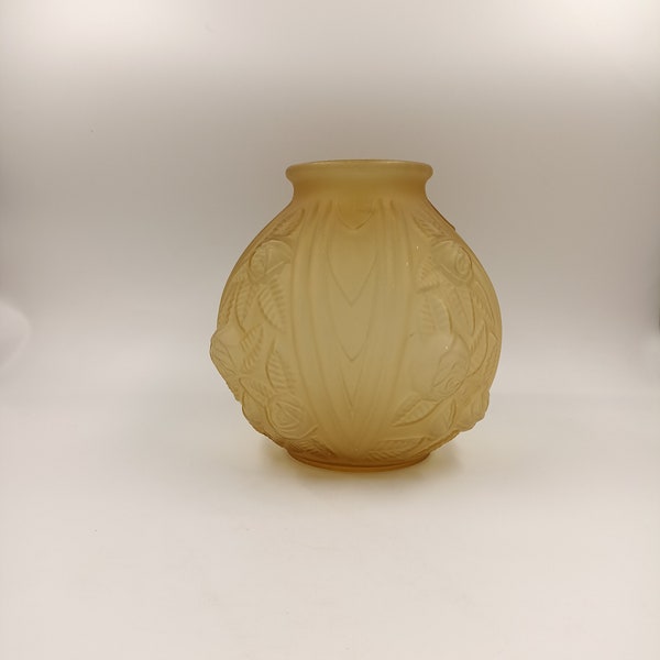 Vase Art Deco boule aux roses verre jaune miel ambré moulé pressé France circa 1920 1930