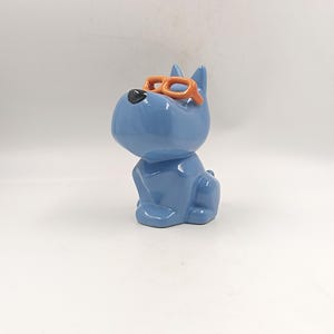 Hucha de perro azul con vasos naranjas Cerámica de barro Dibujos animados vintage Diseño de los años 80 y 90 Arte callejero pop postmoderno