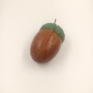 Scatola figurativa ghianda quercia cartone legno trompe l'oeil vintage Francia XX secolo seme noce