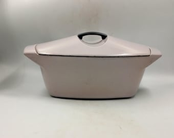 Vintage cocotte in purple grey designed by Raymond Loewy Le Creuset Coquelle from the 60s and 70s, Space Age, midcentury modernist