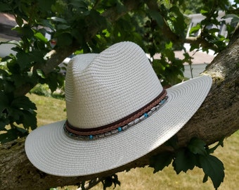 Sombrero de paja para mujer decorado con banda de cuero sintético/Blanco apagado/Fedora de verano/Sombrero de sol Panamá de ala ancha/Regalo del Día de la Madre