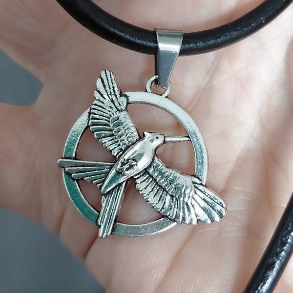 Le collier Hunger Games. Mockingjay la Victoire. Collier de cosplay Katniss Everdeen. Pendentif vintage sur chaîne en cuir noir. 38-70cm.