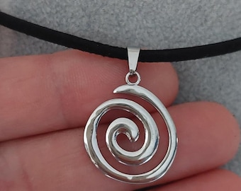 Naszyjnik spiralny Life is Strange Vortex w kolorze złotym. Alternatywny naszyjnik w stylu grunge. Regulowany sznurek zamszowy o długości 37-70 cm.