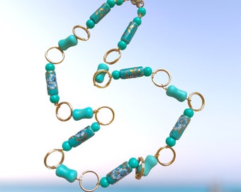 Collier fait main avec fleurs en céramique bleue, fil doré
