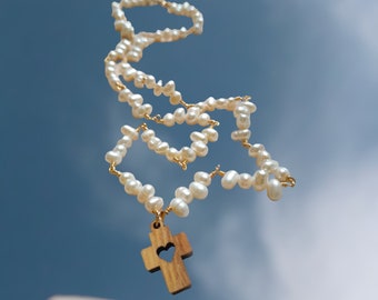 Collier croix coeur en bois d'olivier, bijoux chrétiens en perles blanches