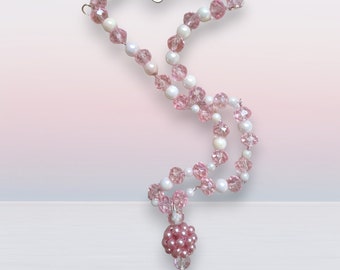 Collier ras du cou avec pendentif rose et blanc, perles de verre et de plastique