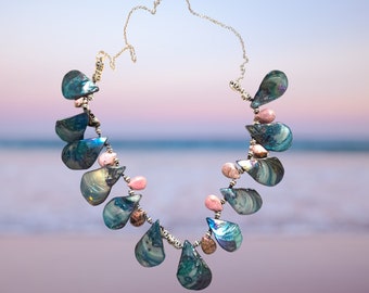 Collier coquillage aurore boréale, perles en pierre rose en forme de larme