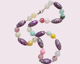 Collier ras de cou perlé et pierre pastel, couleurs de Pâques printanières